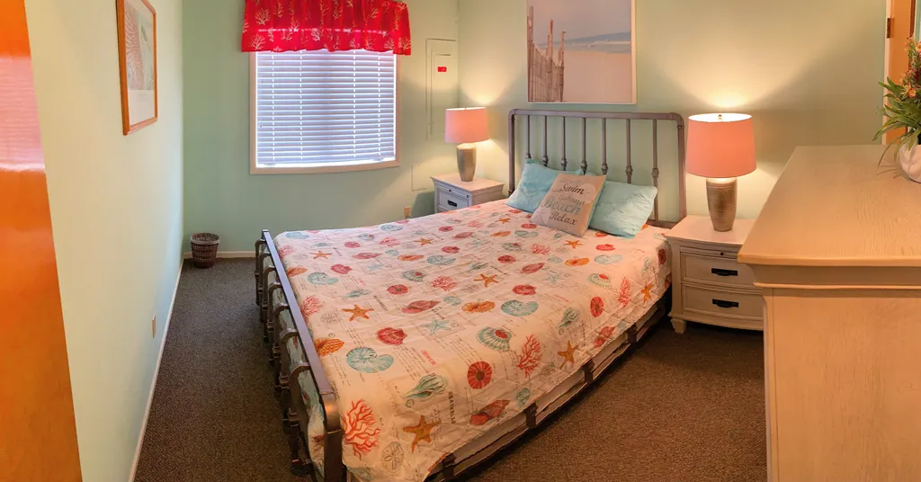 Bedroom with Queen bed