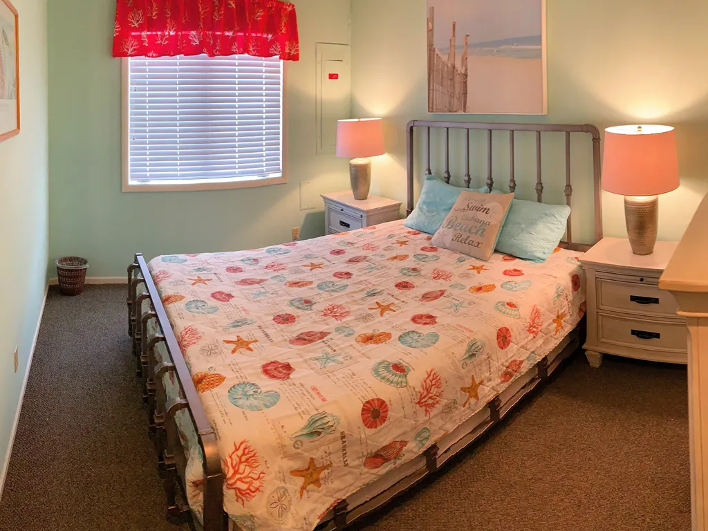 Bedroom with Queen bed