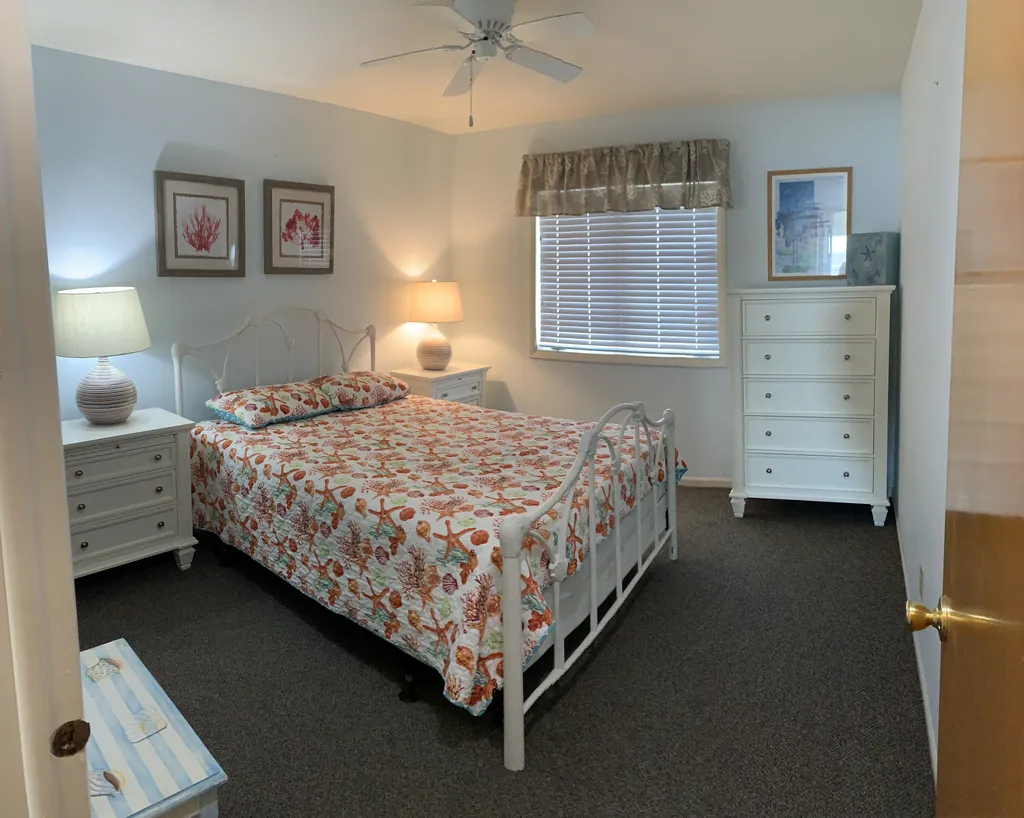Bedroom with Queen bed