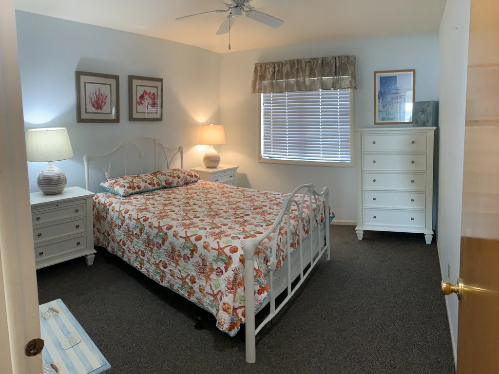 Bedroom with Queen bed