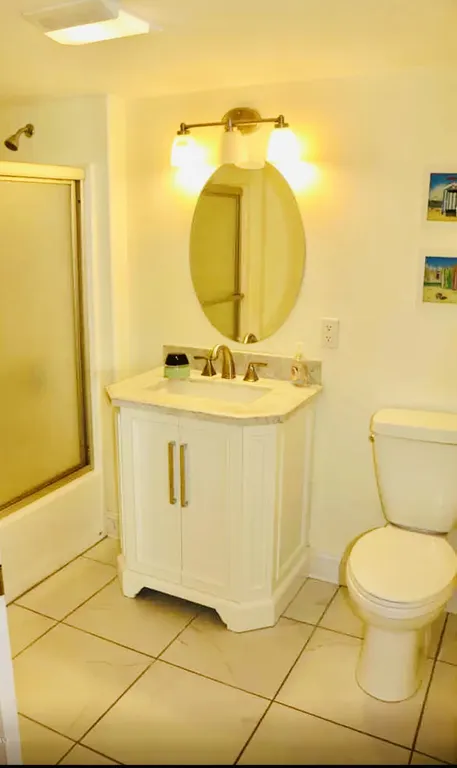 Large guest bathroom with tub