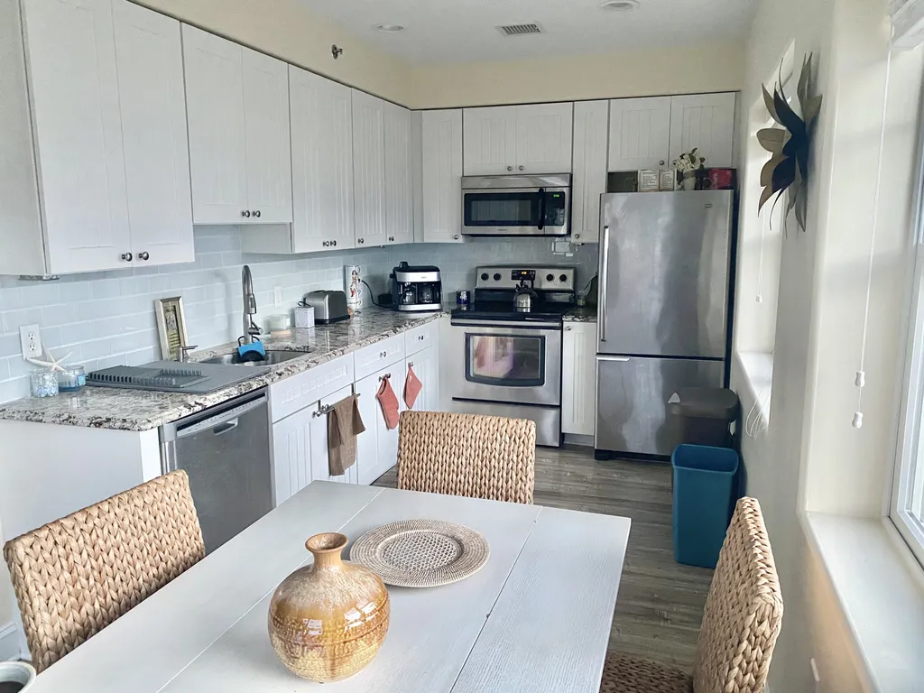 Enjoy the eat in kitchen