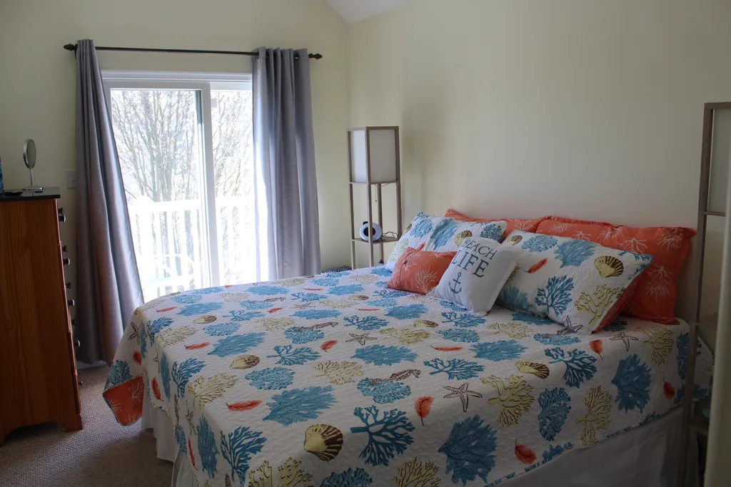 2nd bedroom with king bed