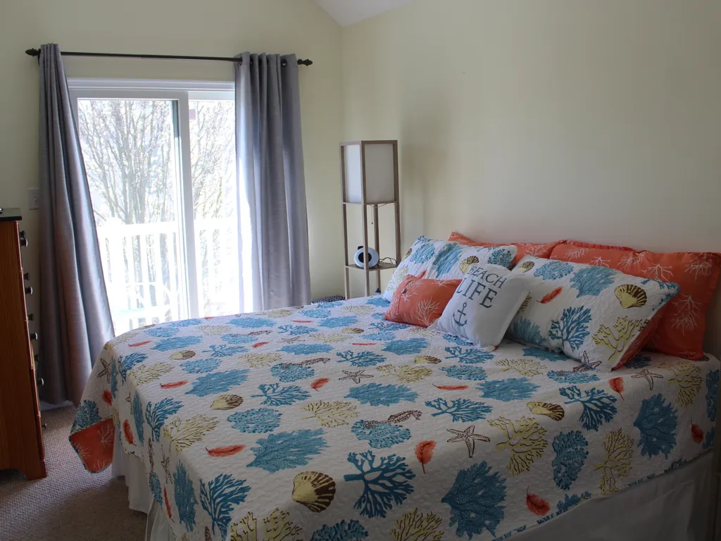 2nd bedroom with king bed