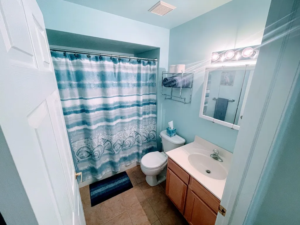 2nd Floor Bathroom off the Foyer