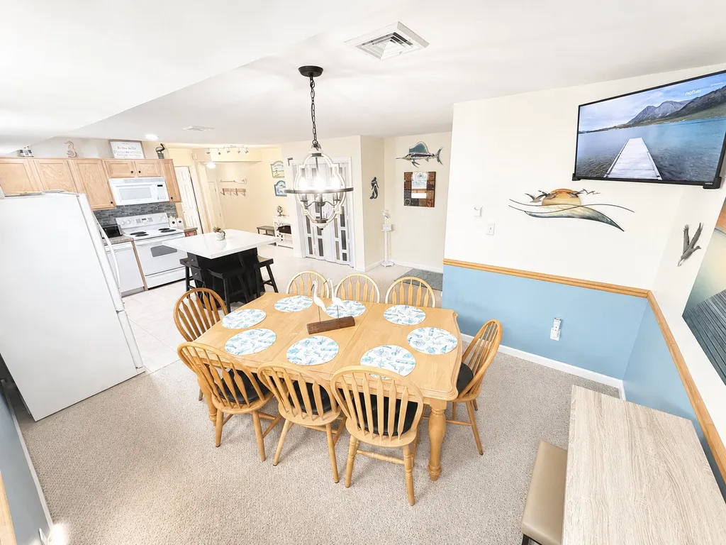 Kitchen/Dining Area, Seats 11, Plus Additional Seating at the Kitchen Island