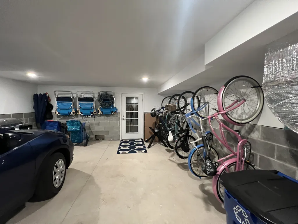 6 bicycles (including 4 cruisers)