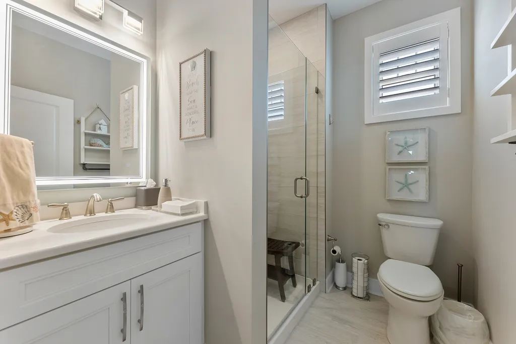 Full bathroom off of living room