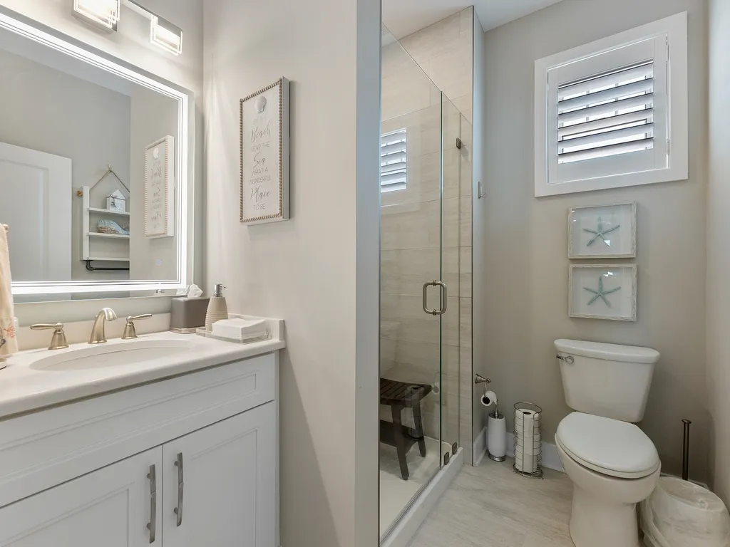 Full bathroom off of living room