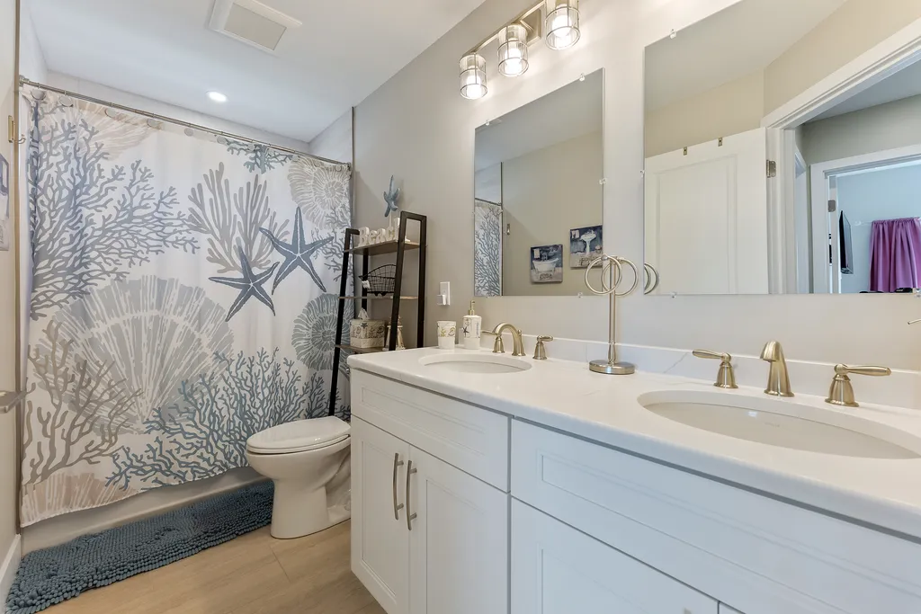 Full bathroom with tub in upstairs hallway
