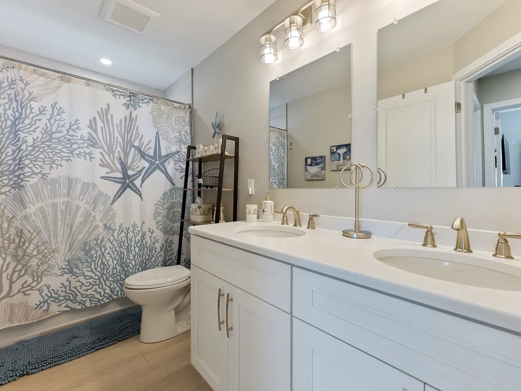 Full bathroom with tub in upstairs hallway