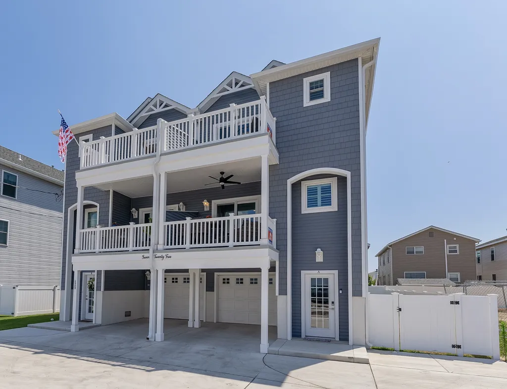 Brand new townhome - right side up and down