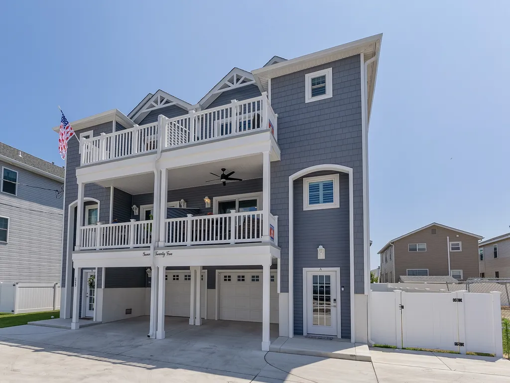 Brand new townhome - right side up and down