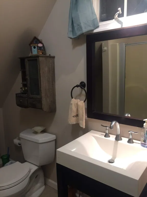 top floor bath room 