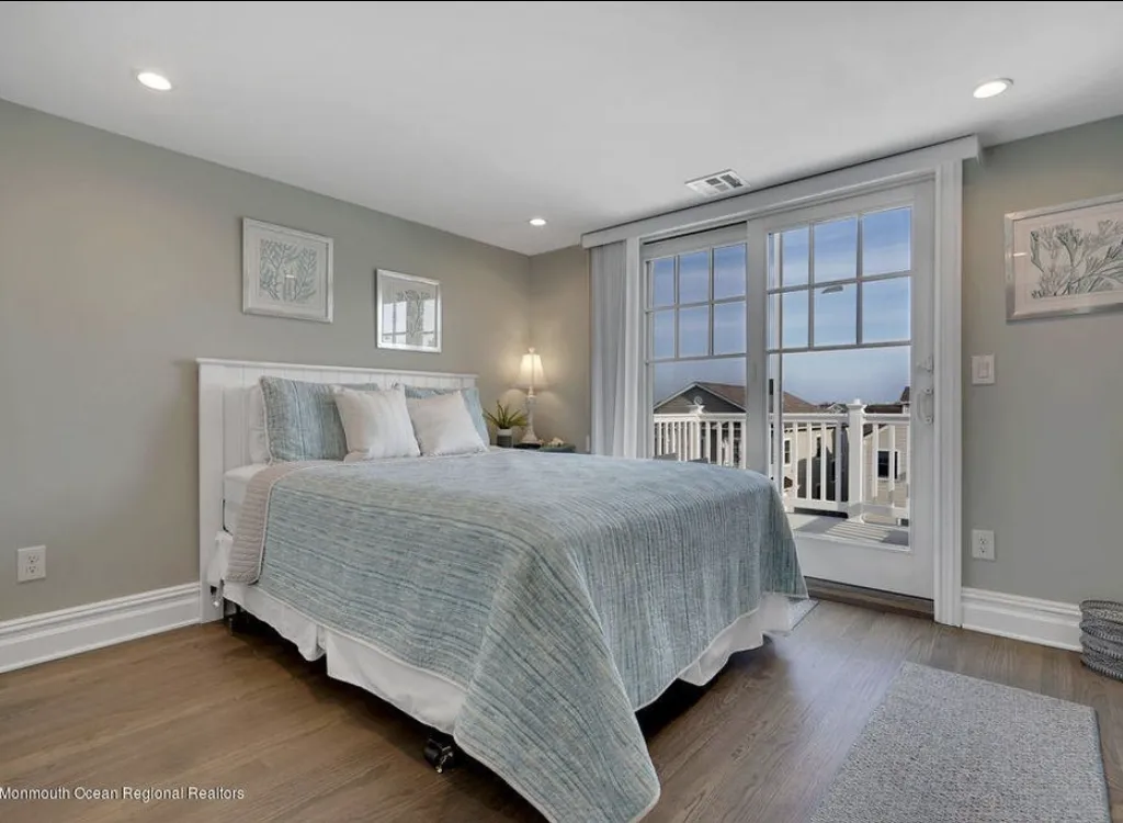 Third floor queen bedroom
