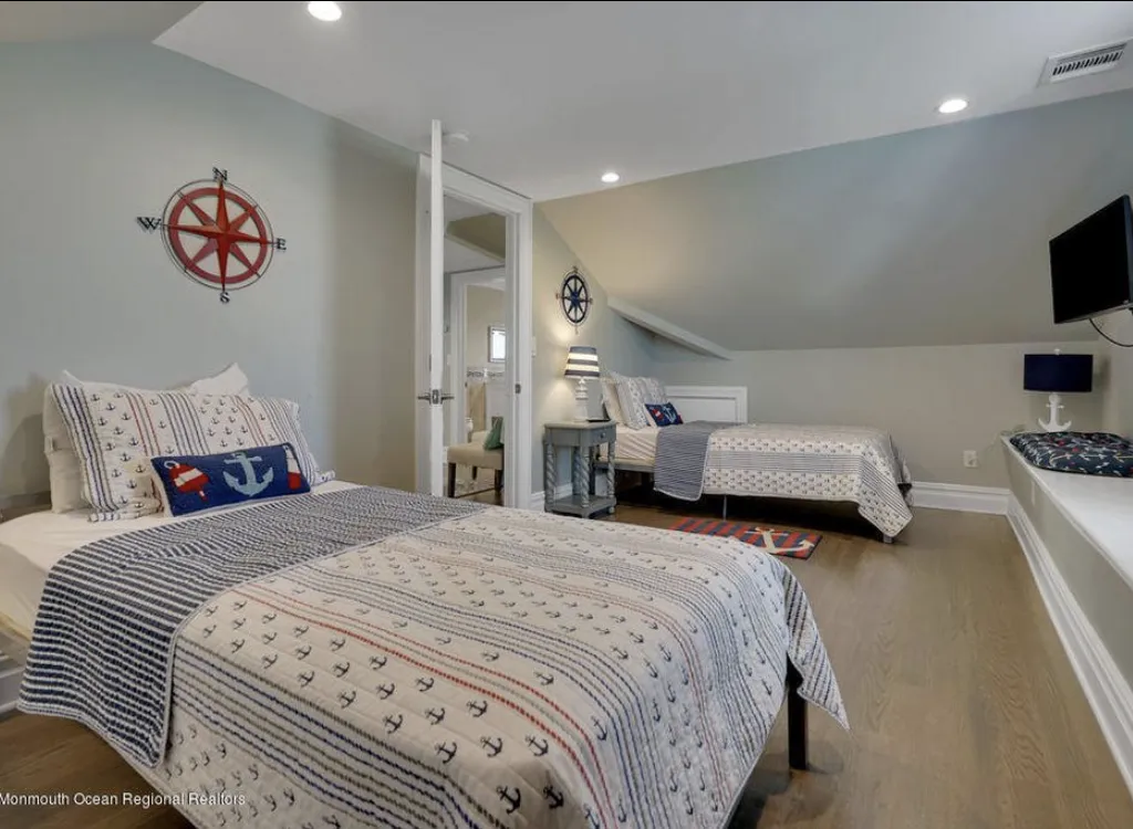 Third floor twin bedroom