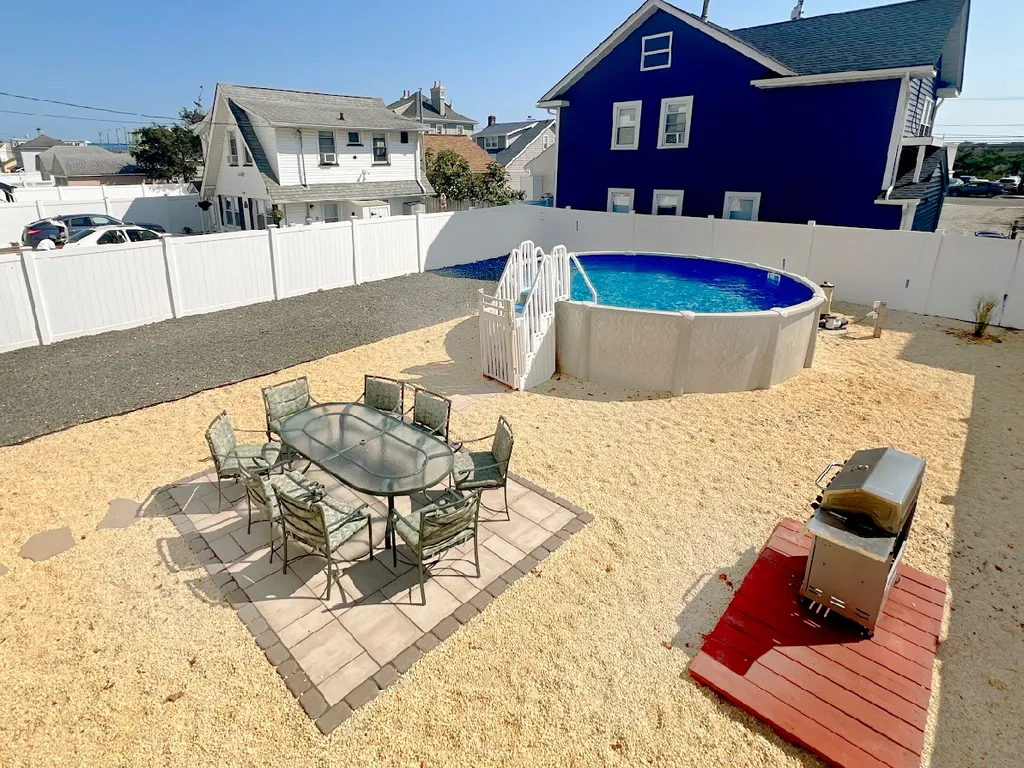 Backyard with 18&amp;rsquo; pool