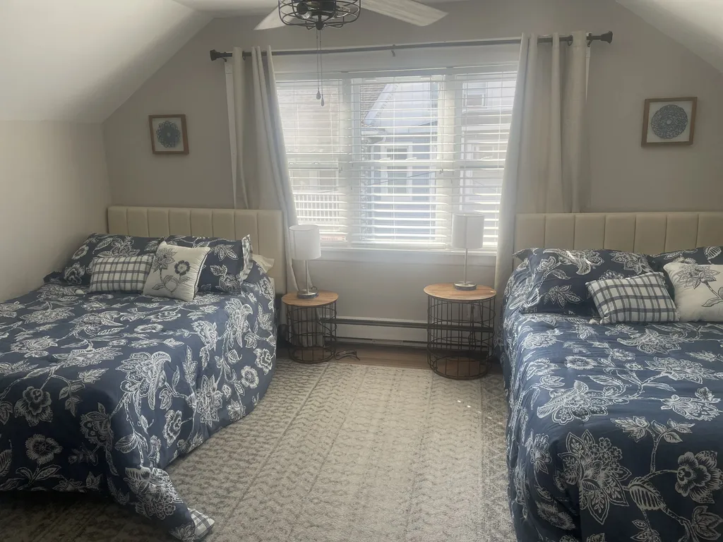 bedroom #5- 2 full beds