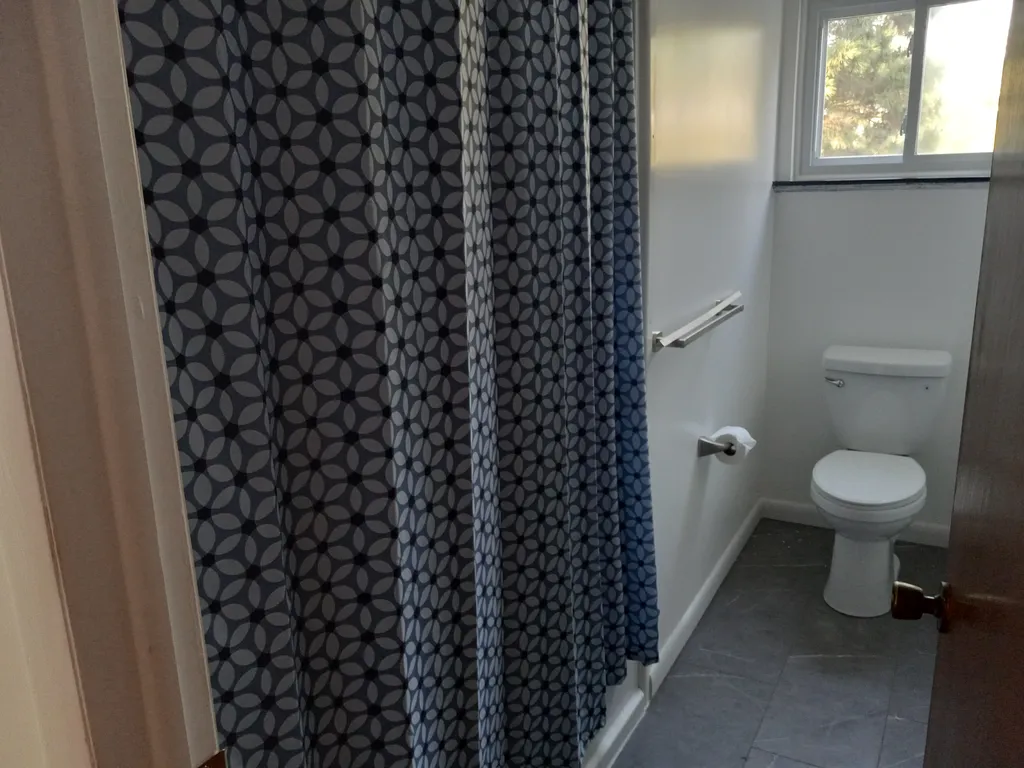 Newly remodeled shower/tub