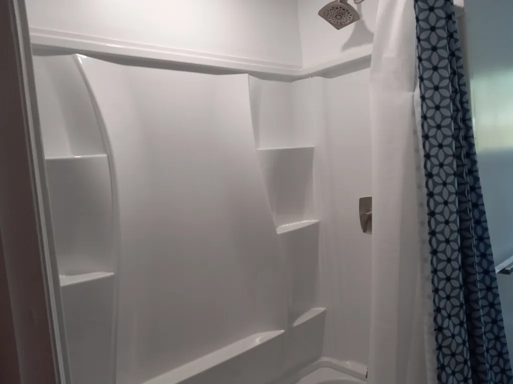 Shower/tub