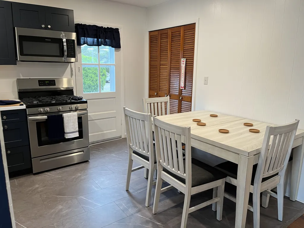 Kitchen table can expand - bench seat underneath