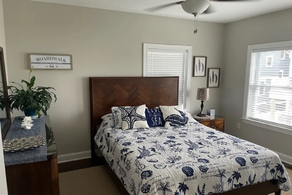 2nd floor bedroom, Queen