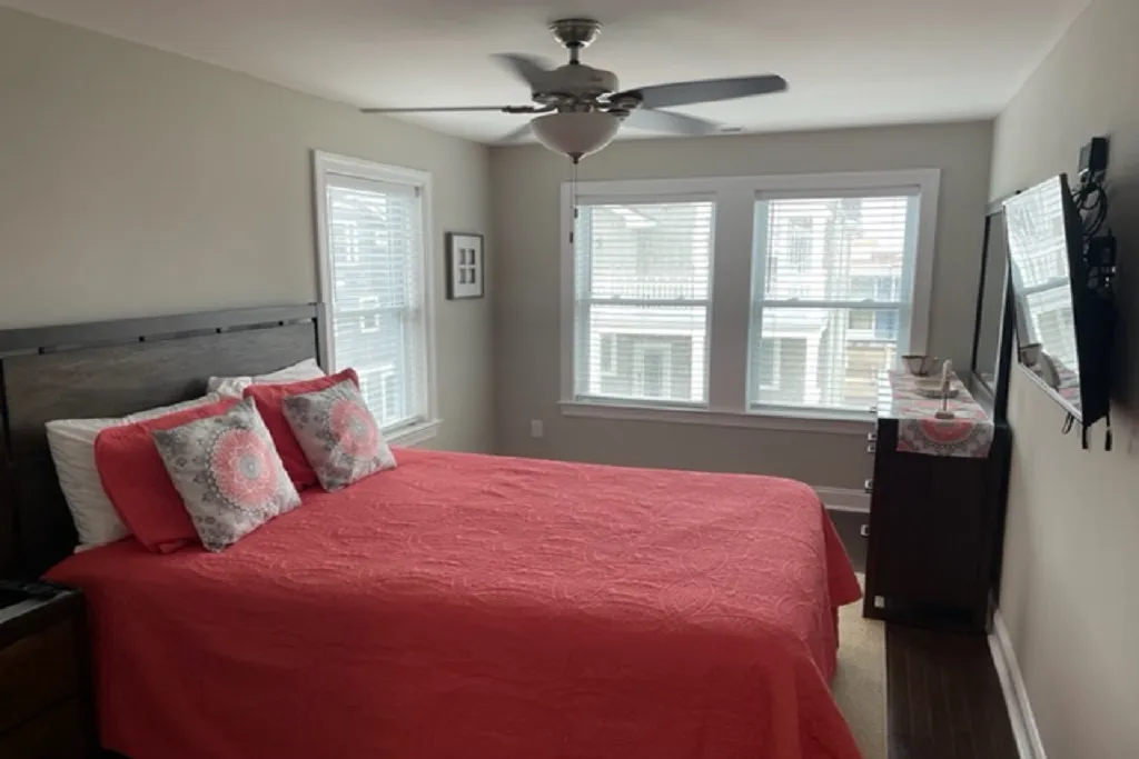 3rd floor bedroom, Queen