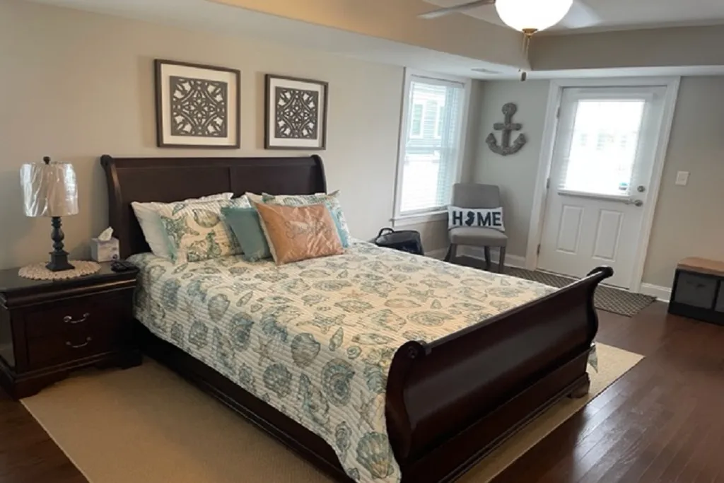 1st floor bedroom, Queen