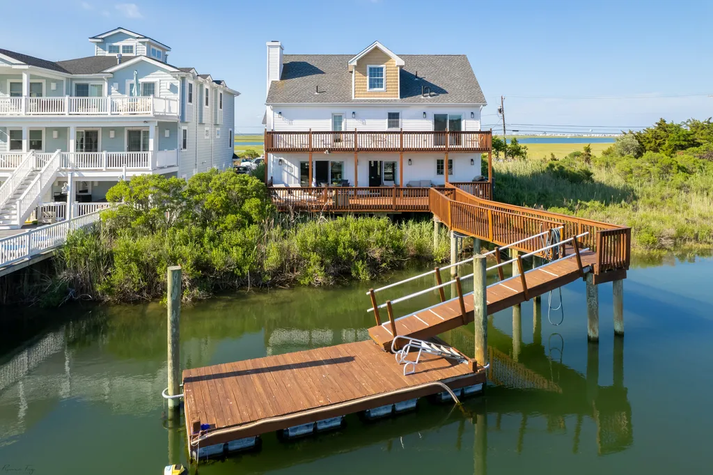 Bayfront Beauty. Private swim dock and boat slip
