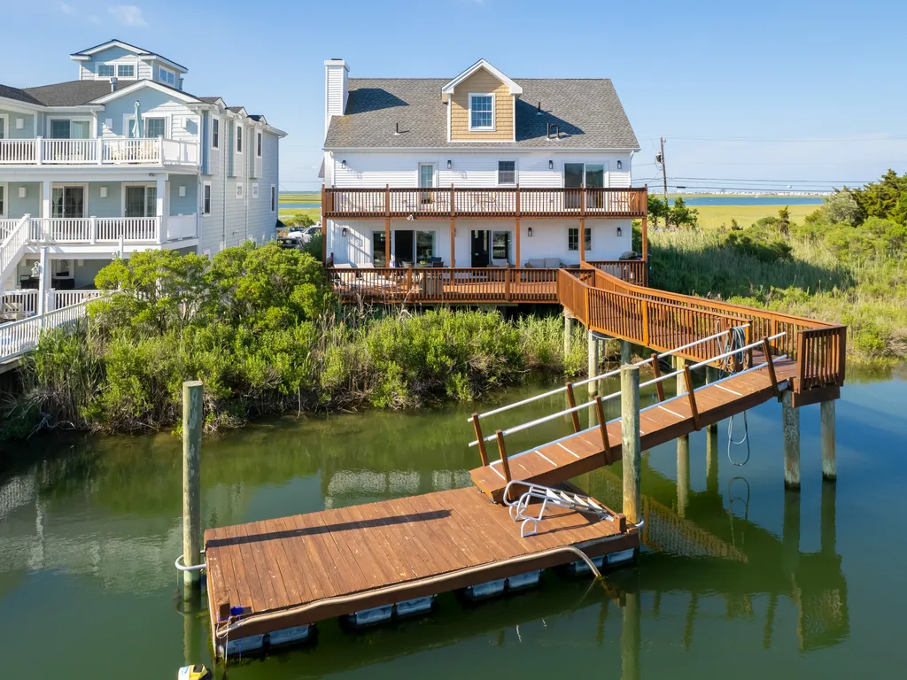 Bayfront Beauty. Private swim dock and boat slip