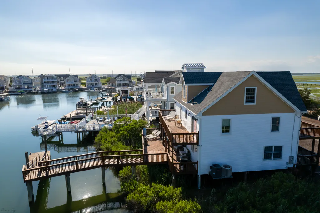Bayfront Beauty. Private swim dock and boat slip