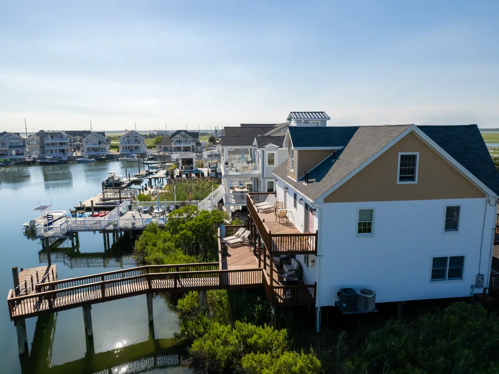 Bayfront Beauty. Private swim dock and boat slip