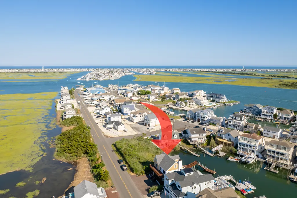 Avalon Manor is literally minutes from the heart of Avalon...the neighborhood is the perfect blend of lively and relaxing: you'll be back year after year