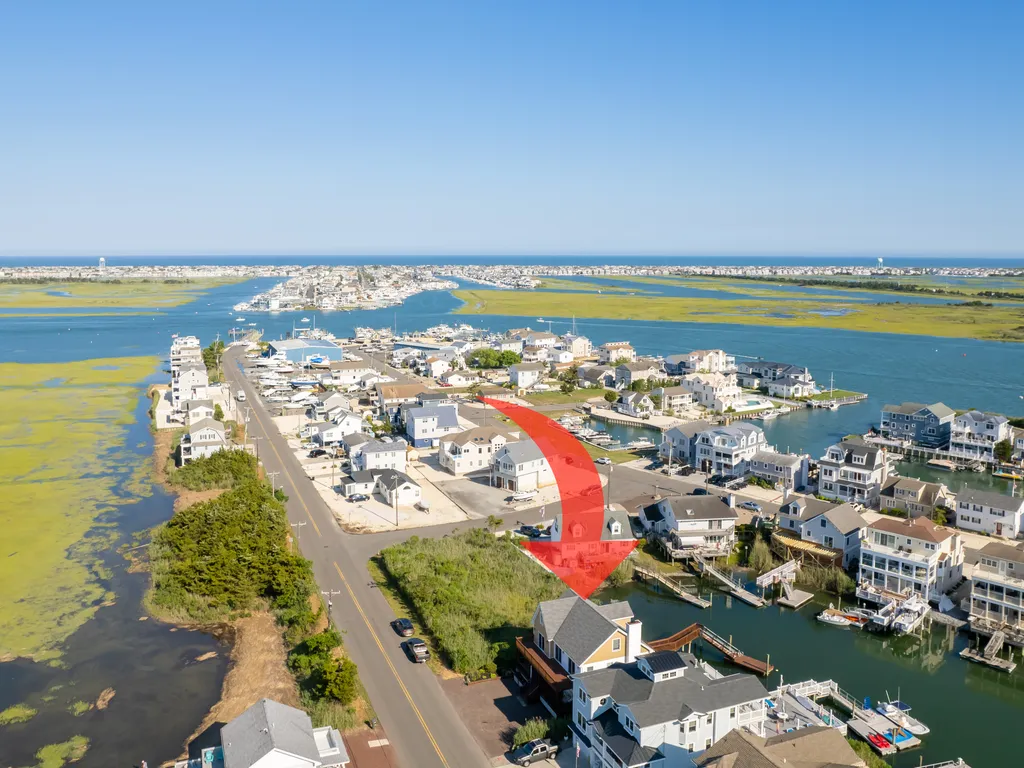 Avalon Manor is literally minutes from the heart of Avalon...the neighborhood is the perfect blend of lively and relaxing: you'll be back year after year