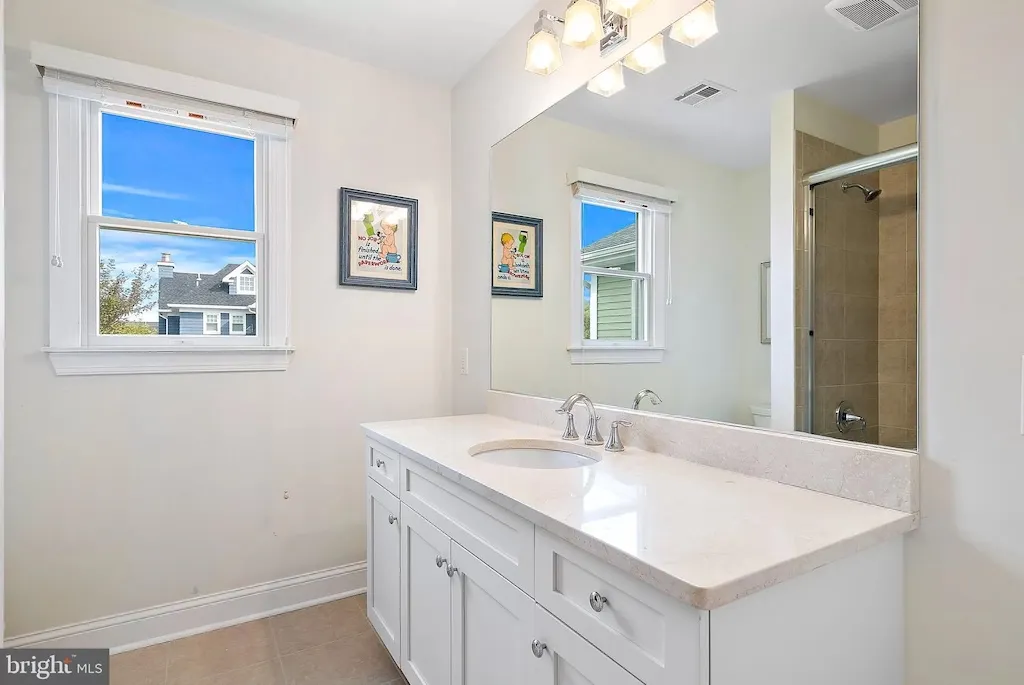 2nd Floor Bathroom 