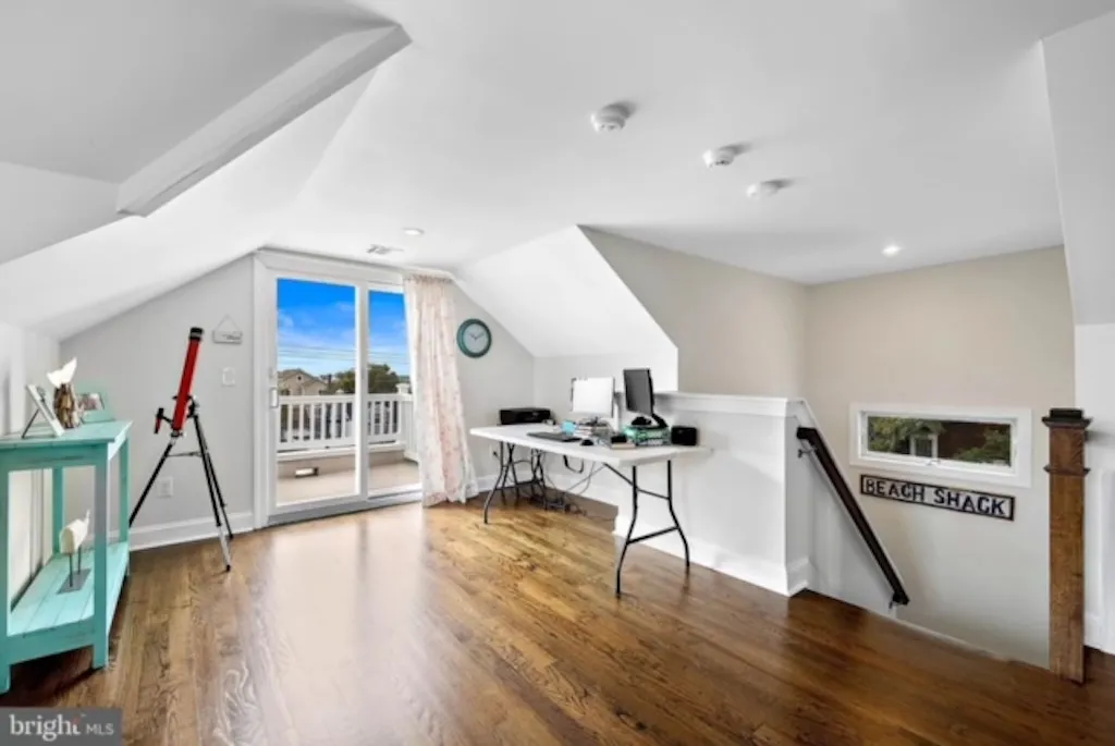 Third Floor Living - Bedroom 6 (Queen Murphy Bed)