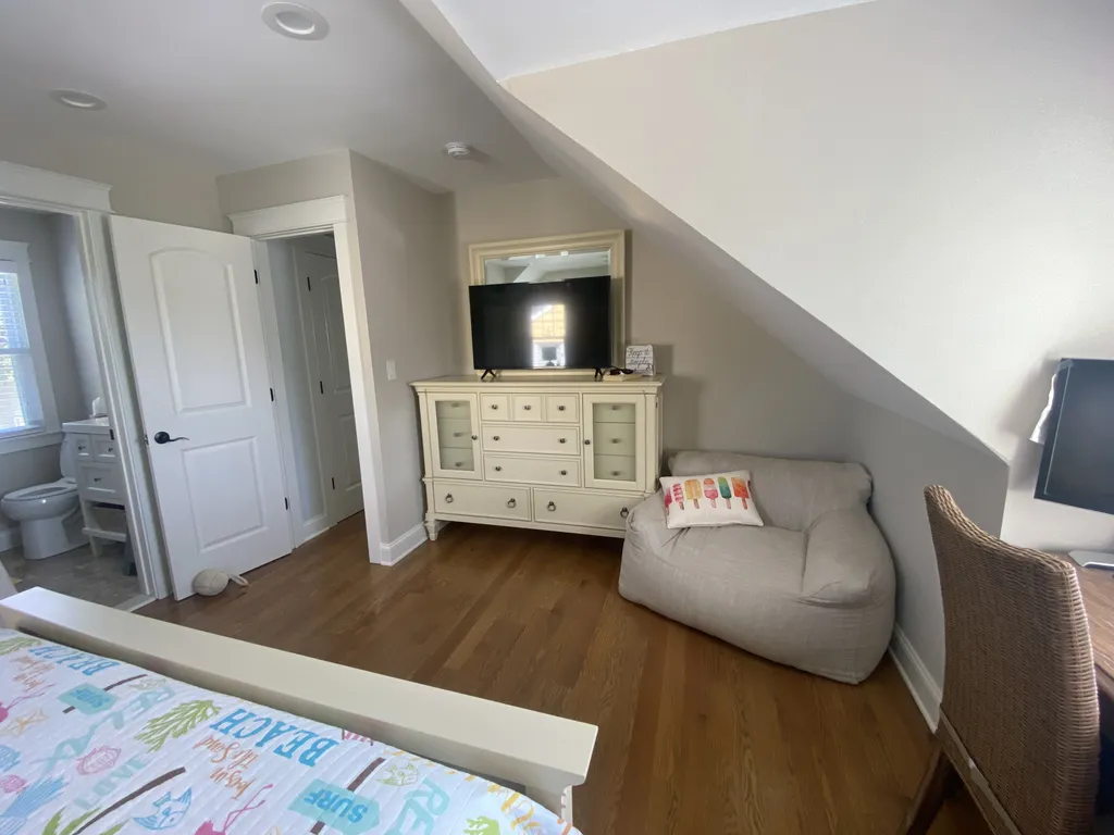 Bedroom 5 - 2 0f 2