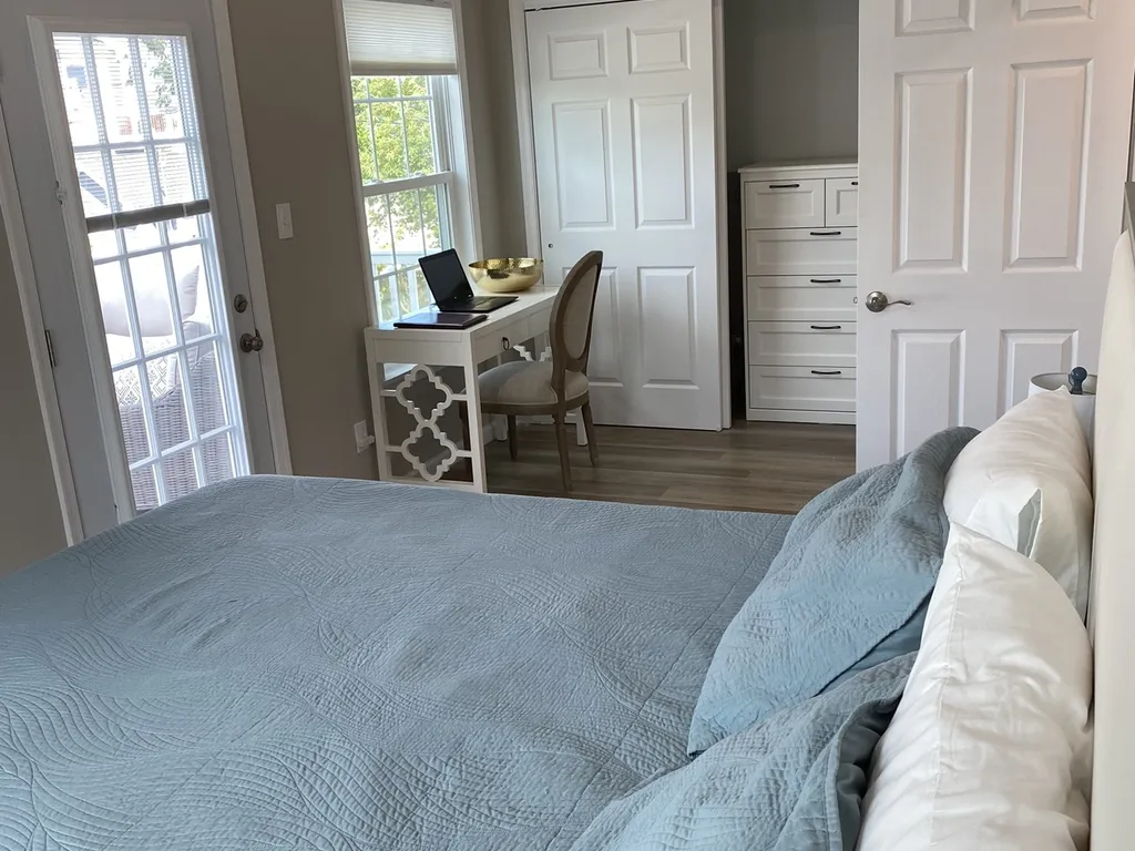 Master bedroom - King bed 