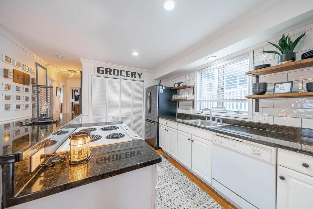 Full Kitchen w Full size Washer Dryer