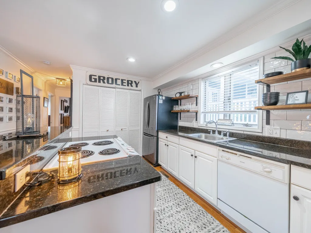 Full Kitchen w Full size Washer Dryer