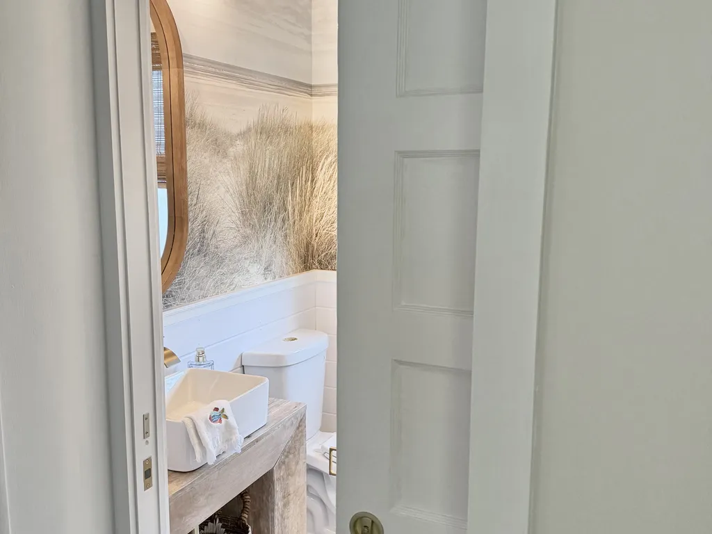 1st Floor Front Bathroom