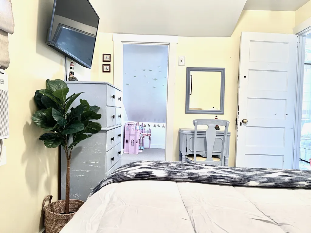 2nd Floor Queen Bedroom