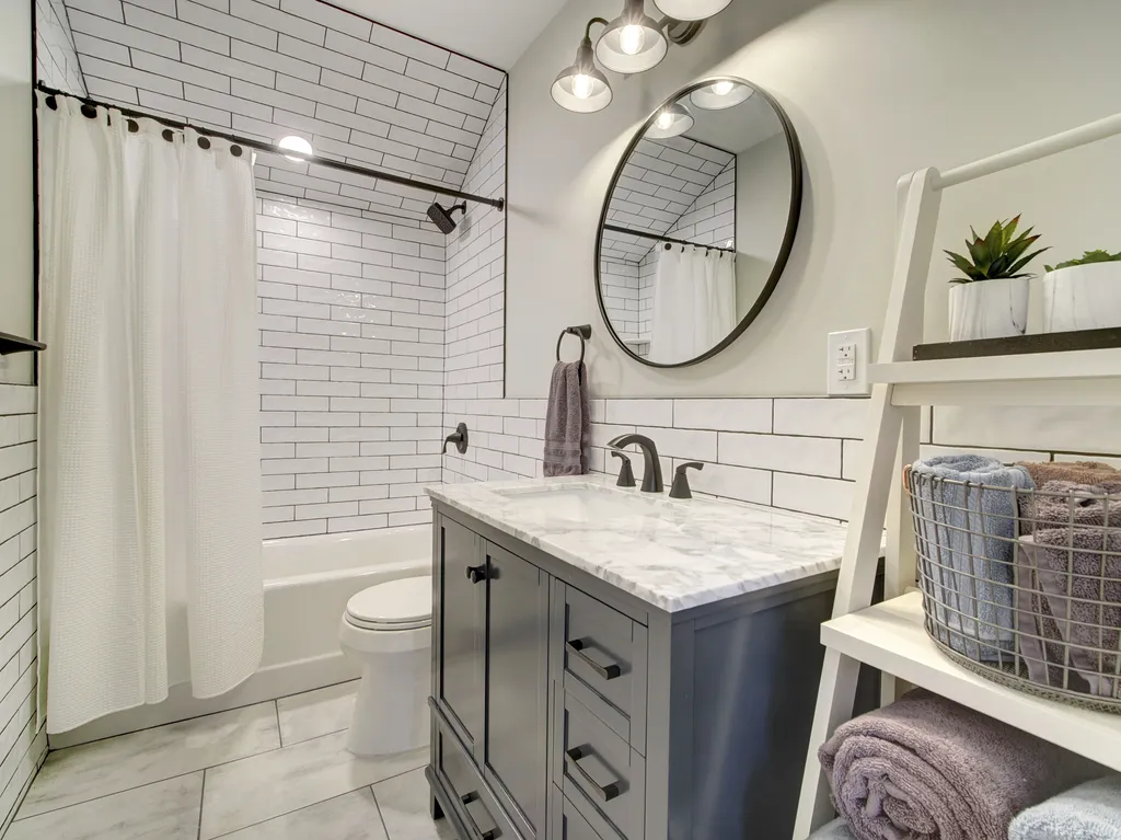 2nd floor Main Bath