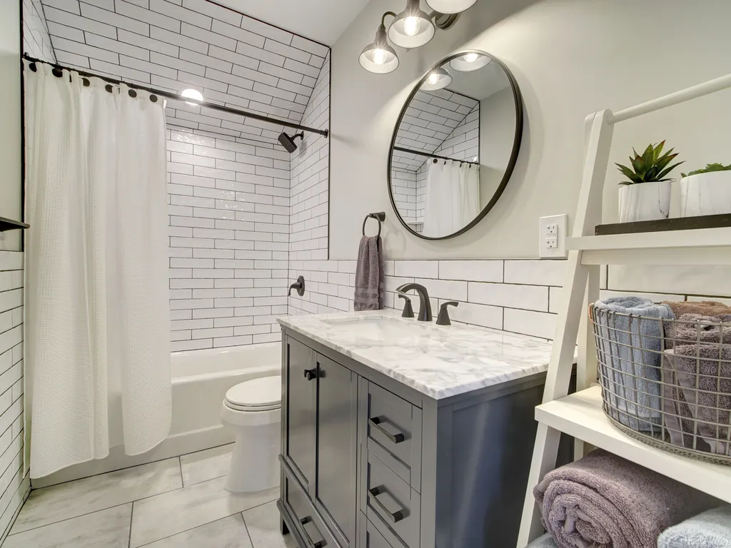 2nd floor Main Bath