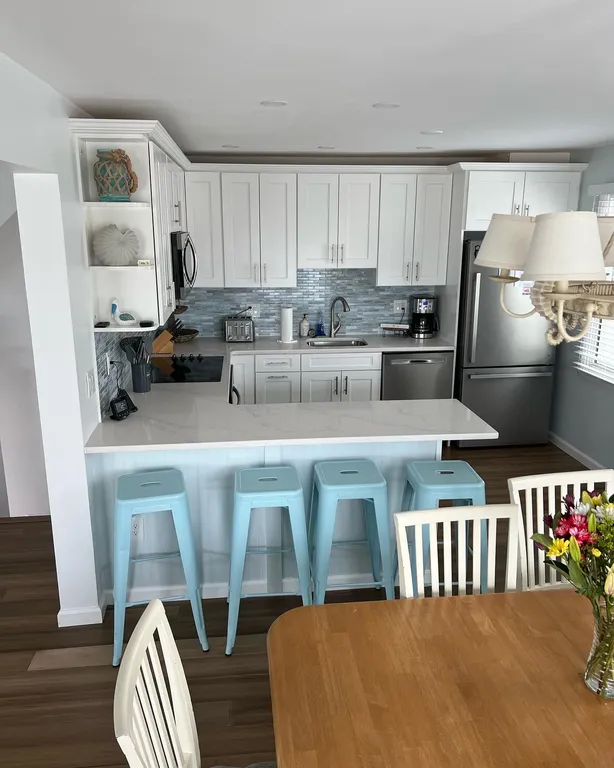 Kitchen with peninsula seating