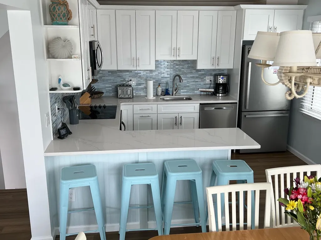 Kitchen with peninsula seating