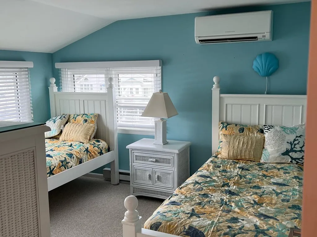 Twin bedroom