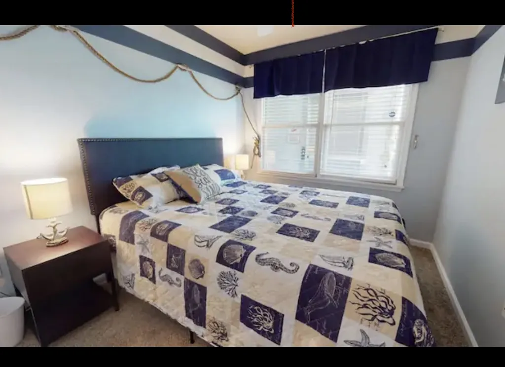 2nd bedroom (queen)