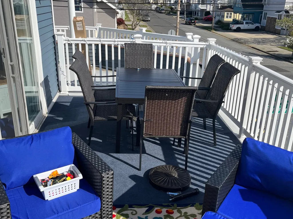 deck with table (seats 8)