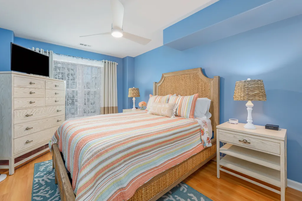 Queen Bedroom 